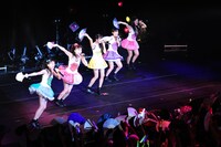 扇子を使ったダンスが強いインパクトを残す新曲「ワニとシャンプー」の振り付け。