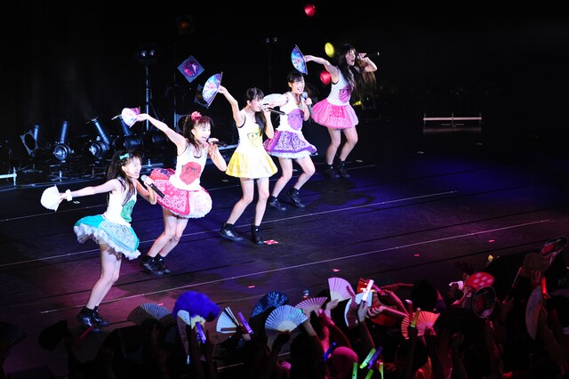 扇子を使ったダンスが強いインパクトを残す新曲「ワニとシャンプー」の振り付け。