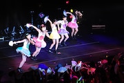 扇子を使ったダンスが強いインパクトを残す新曲「ワニとシャンプー」の振り付け。