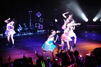 有安杏果（写真中央）が会場に手袋を放り投げる、「Words of the mind」ではおなじみのパフォーマンス。