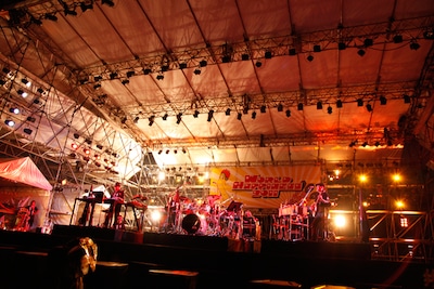 写真は昨年の「WORLD HAPPINESS 2011」でヘッドライナーを務めたYellow Magic Orchestraのステージ。