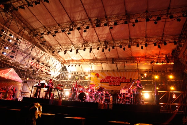 写真は昨年の「WORLD HAPPINESS 2011」でヘッドライナーを務めたYellow Magic Orchestraのステージ。