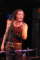 写真は2008年10月5日に日比谷野外大音楽堂で行われたフラワー・トラベリン・バンドのライブで熱唱するジョー山中。 (C)中嶌英雄