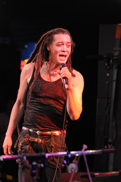 写真は2008年10月5日に日比谷野外大音楽堂で行われたフラワー・トラベリン・バンドのライブで熱唱するジョー山中。 (C)中嶌英雄