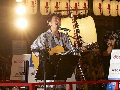 浴衣姿で熱唱する桑田佳祐。
