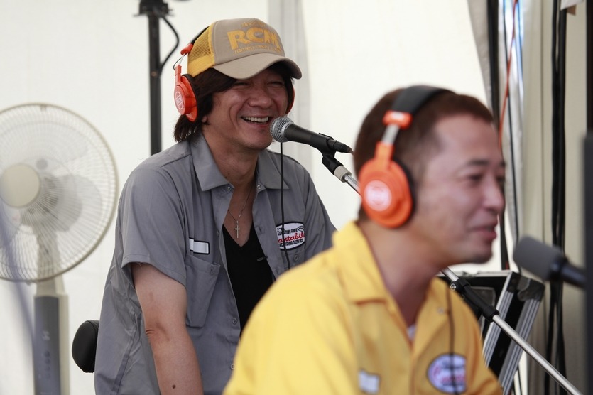 コーラスでレコーディングに参加した吉井和哉（写真奥）。手前は奥田民生。ProToolsの画面を見ている。
