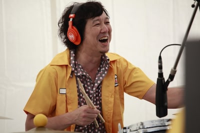 最初のゲストとして登場した吉田佳史。「こんなもんスか」とドラムを叩く吉田に、民生は「そんなふうで」とざっくばらんに返答していた。