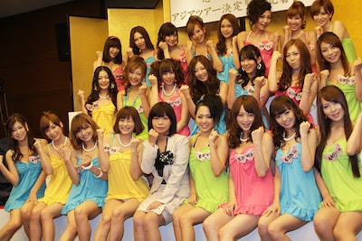 恵比寿マスカッツの「アジアツアー決定緊急記者会見」で、自身もツアーに同行することを発表したオアシズ大久保佳代子（前列中央）。