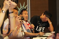 記者席には「ニューヨークポストの松崎」を名乗る不審な男性の姿も。詳細は近日放送される「おねだりマスカッツDX！」の記者会見レポートで。