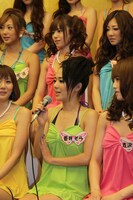 アジアでの自身の人気ぶりをアピールする蒼井そら（手前中央）。