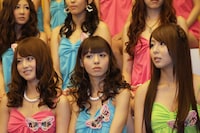 写真左から吉沢明歩、希志あいの、希崎ジェシカ。