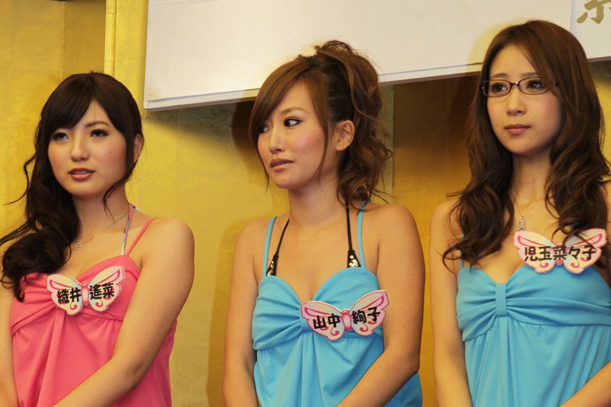 写真左から織井遥菜、山中絢子、児玉菜々子。