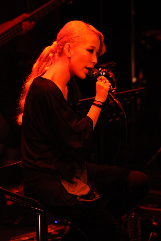 写真は「MTV Unplugged」の模様（撮影：平沼久奈）。