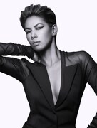 これまでDOUBLEのトレードマークだった美麗なロングヘアを大胆にカットした、リーゼント風の新ビジュアルも公開。