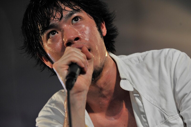 8月7日に「ROCK IN JAPAN FESTIVAL 2011」に出演し、WING TENTでパフォーマンスを行った黒猫チェルシー。写真は当日のライブの様子。