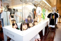 ビームスT 原宿のディスプレイに潜り込み、全力で変顔を披露するももクロちゃん。