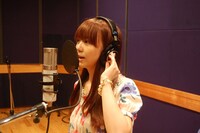 歌入れに挑戦する福田萌。
