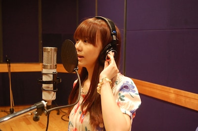 歌入れに挑戦する福田萌。
