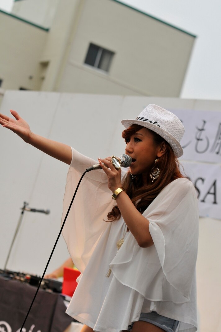 写真は土浦キララまつり2011「復興へ がんばっぺ！土浦」でのパフォーマンスの様子。