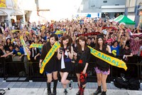 集まった観客と記念撮影するSCANDAL。