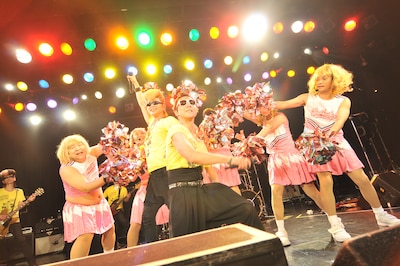 「俺たち千葉県民はみんなジャガーさんの影響で音楽を始めた」と伝説のスター“千葉のジャガー”について語り合った綾小路翔とヒダカトオル（写真中央 / 撮影：小川舞）。