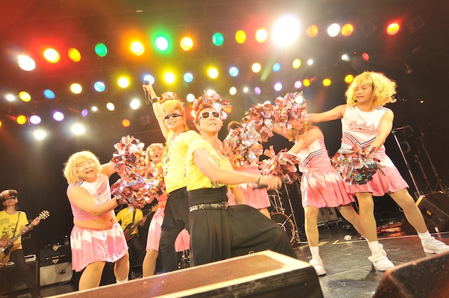 「俺たち千葉県民はみんなジャガーさんの影響で音楽を始めた」と伝説のスター“千葉のジャガー”について語り合った綾小路翔とヒダカトオル（写真中央 / 撮影：小川舞）。