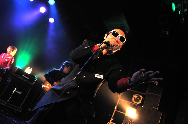 ハードコアな千葉訛りに「ヒダヒダどぅえーす！」とチャラ男言葉をミックスし、謎のキャラクターと化したヒダカトオル（撮影：小川舞）。