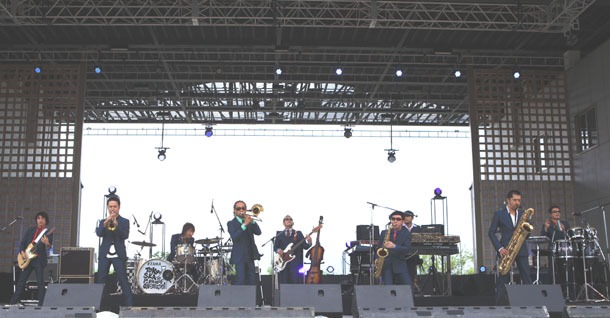 「トーキョースカジャンボリー」のステージに立つスカパラ。