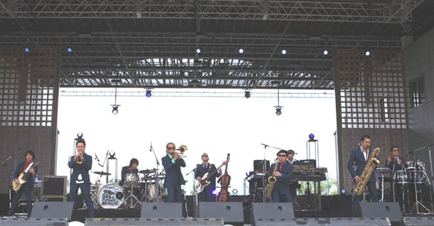 「トーキョースカジャンボリー」のステージに立つスカパラ。