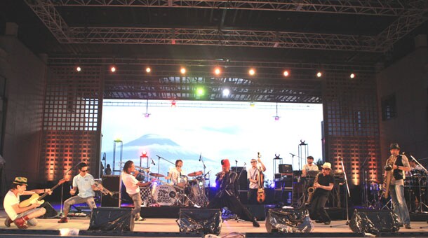 アンジェロ・ムーアと競演する東京スカパラダイスオーケストラ。