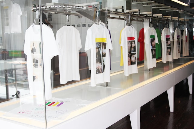 回転式ディスプレイに展示された歴代コラボTシャツ。ナタリーでは第3弾コラボTシャツ制作の舞台裏を追った特集ページを公開中だ。