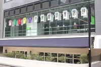 外から見えるショーウィンドウにも、ももクロTシャツがずらり。