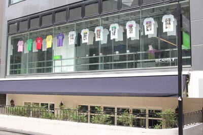 外から見えるショーウィンドウにも、ももクロTシャツがずらり。