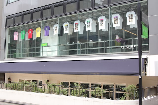 外から見えるショーウィンドウにも、ももクロTシャツがずらり。