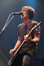 ファンクラブ会員を前に力強いライブを展開したJ。