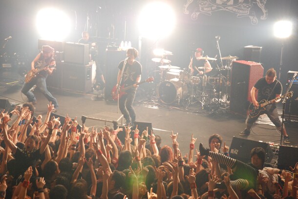 写真は8月12日のライブの模様。