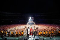 SUMMER SONIC幕張公演にて、カメラに向かってXポーズをとるメンバーたち。サービス精神旺盛なパフォーマンスにオーディエンスも熱狂しっぱなしだった（courtesy of SUMMER SONIC 2011）。