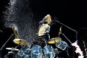 SUMMER SONIC幕張公演にて、激しいパフォーマンスで会場を圧倒したYOSHIKI（courtesy of SUMMER SONIC 2011）。