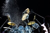 SUMMER SONIC幕張公演にて、激しいパフォーマンスで会場を圧倒したYOSHIKI（courtesy of SUMMER SONIC 2011）。