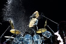 SUMMER SONIC幕張公演にて、激しいパフォーマンスで会場を圧倒したYOSHIKI（courtesy of SUMMER SONIC 2011）。
