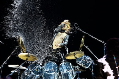 SUMMER SONIC幕張公演にて、激しいパフォーマンスで会場を圧倒したYOSHIKI（courtesy of SUMMER SONIC 2011）。