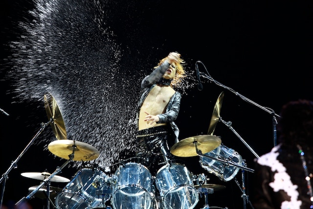 SUMMER SONIC幕張公演にて、激しいパフォーマンスで会場を圧倒したYOSHIKI（courtesy of SUMMER SONIC 2011）。