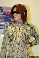 記者会見中のSUGIZO（courtesy of SUMMER SONIC 2011）。