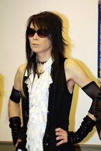 記者会見中のHEATH（courtesy of SUMMER SONIC 2011）。