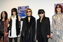 幕張公演のライブ直前に記者会見に臨むX JAPANのメンバーたち（courtesy of SUMMER SONIC 2011）。