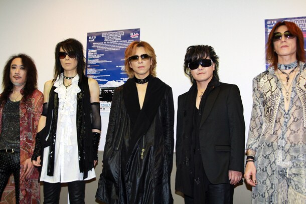 幕張公演のライブ直前に記者会見に臨むX JAPANのメンバーたち（courtesy of SUMMER SONIC 2011）。