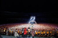 SUMMER SONIC幕張公演にて、観客に向かってXポーズをするメンバーたち（courtesy of SUMMER SONIC 2011）。