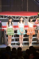 写真左から田村芽実、中西香菜、小数賀芙由香。