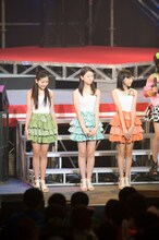 写真左から田村芽実、中西香菜、小数賀芙由香。