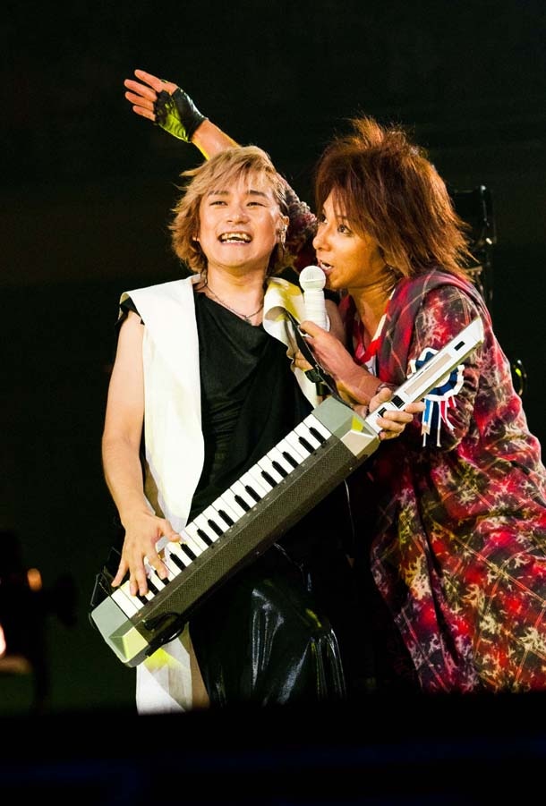 ファンの前に元気な姿を見せた都啓一（写真左）と松岡充（写真右）。